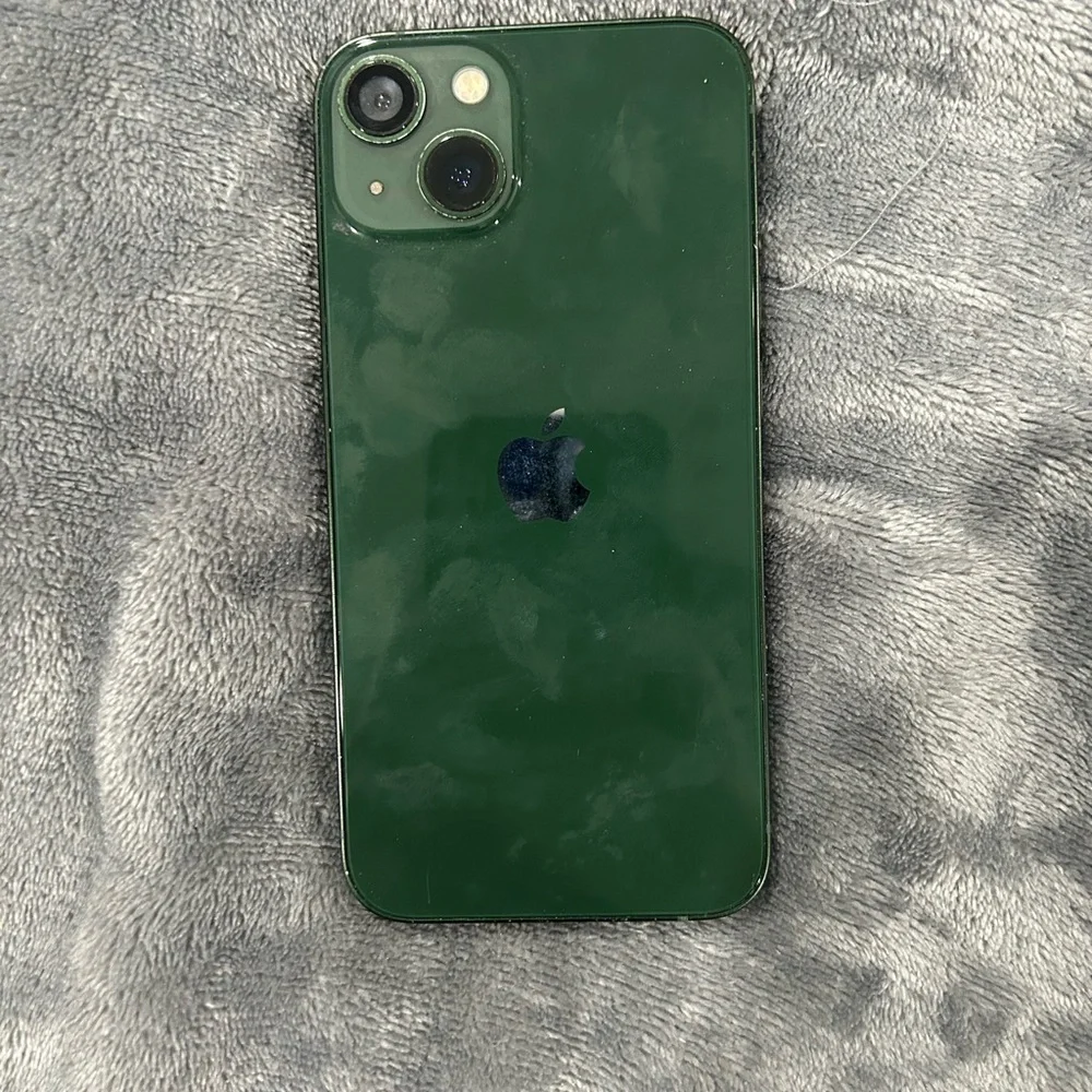 Apple iPhone 13 unlocked green Cracked screen
